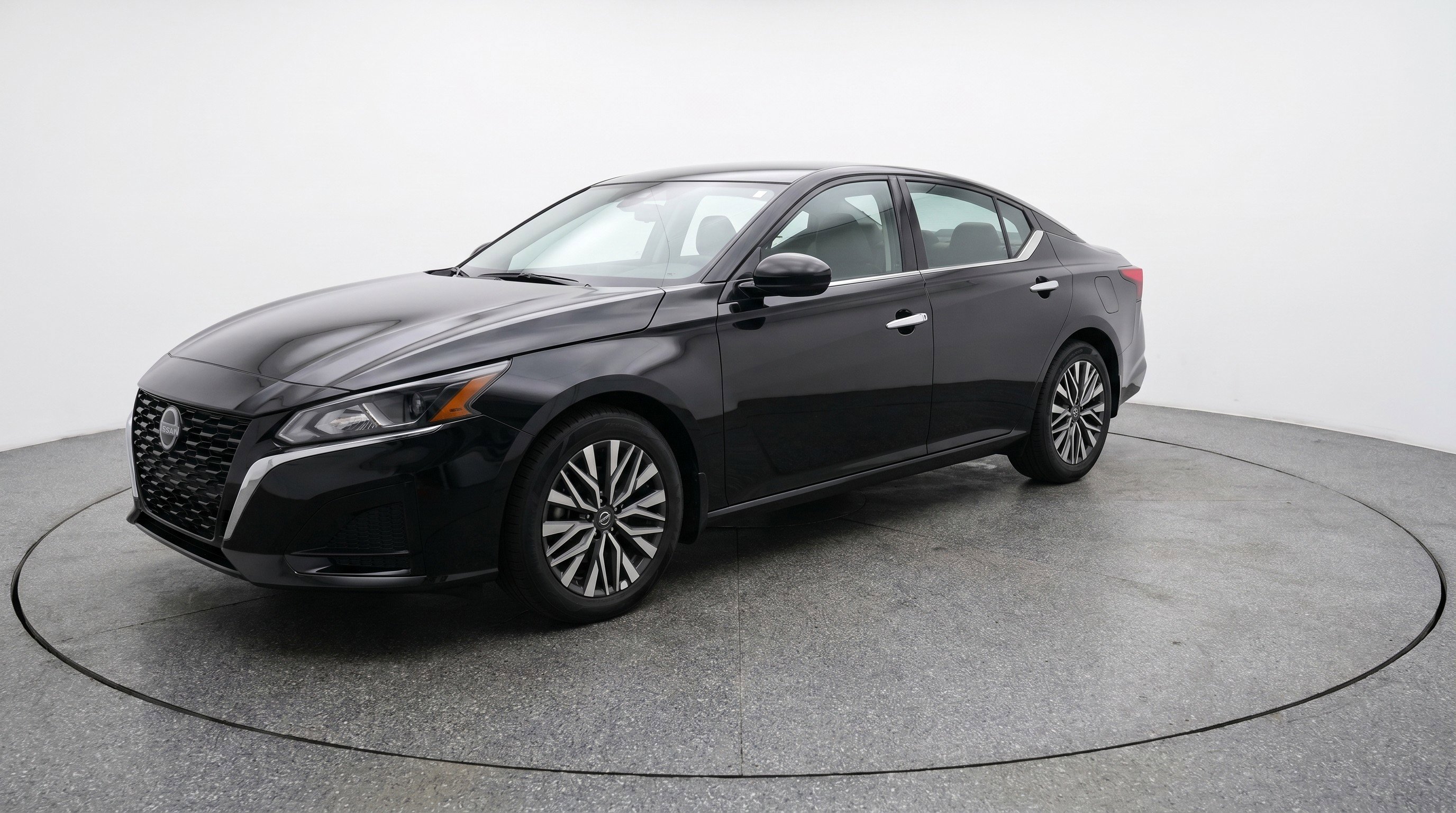 Used 2025 Nissan Altima 2.5 SV FWD image 3