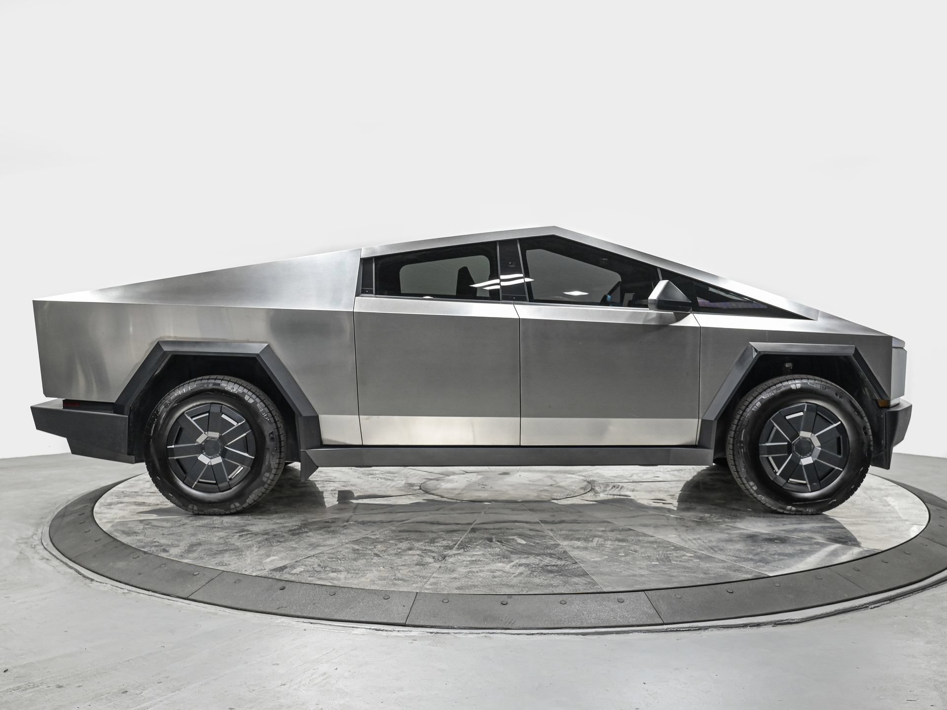 Used 2025 Tesla Cybertruck AWD Crew Cab image 8