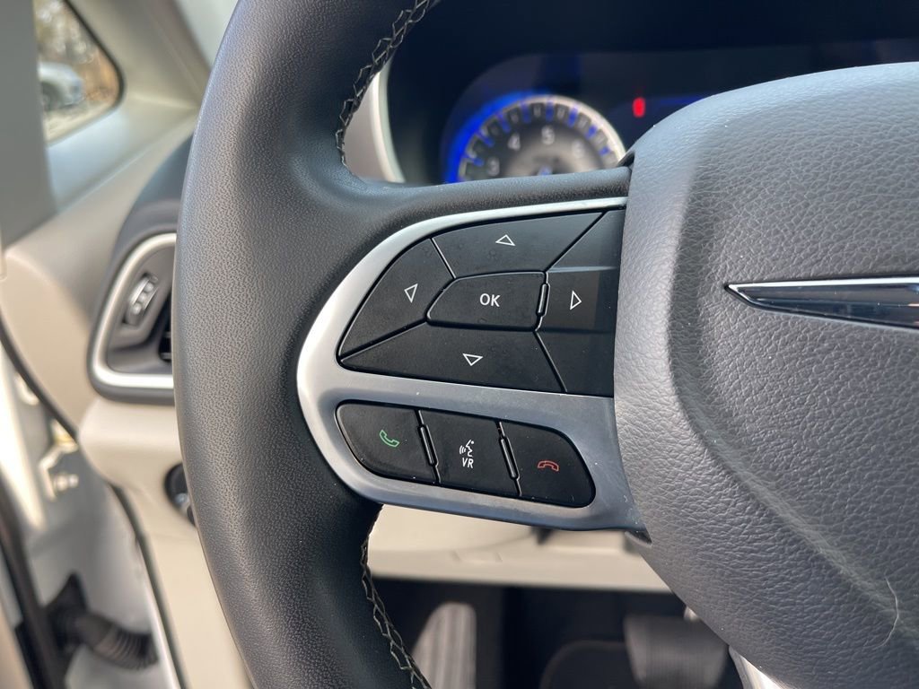 Used 2024 Chrysler Pacifica Touring-L image 21