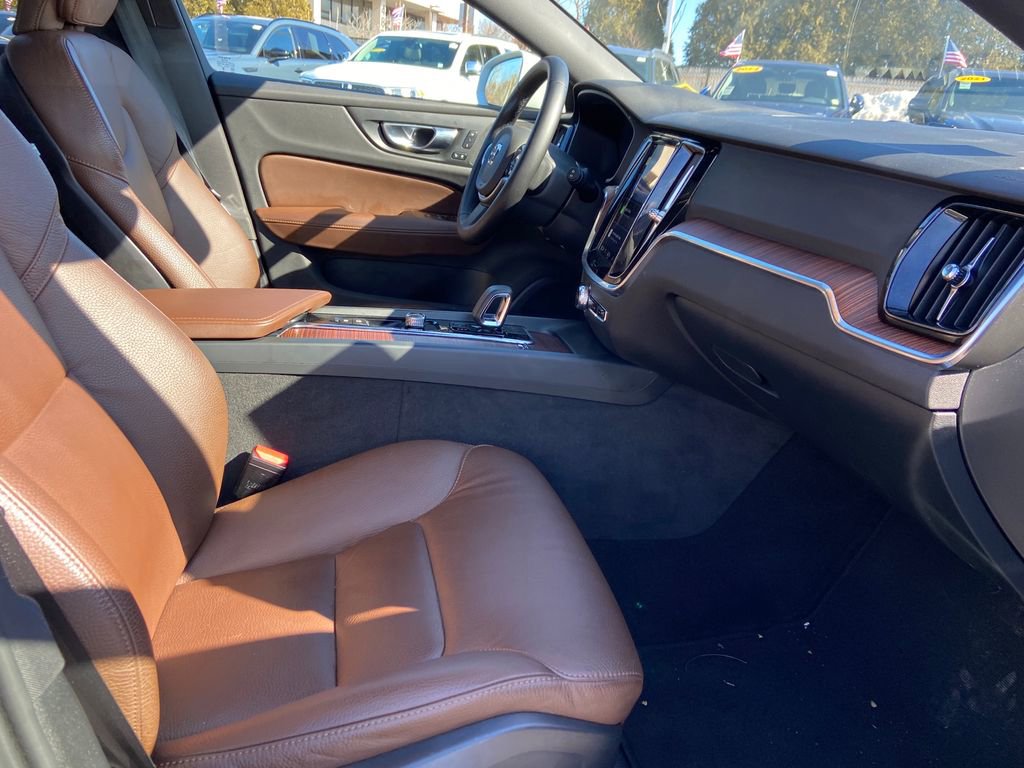 Used 2025 Volvo V60 B5 Cross Country Plus image 25