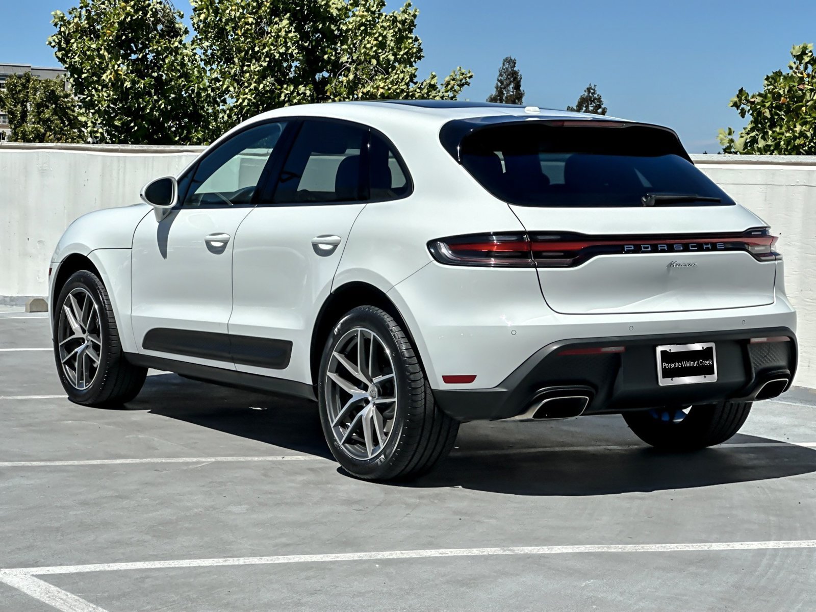 Certified 2024 Porsche Macan AWD/4WD image 4