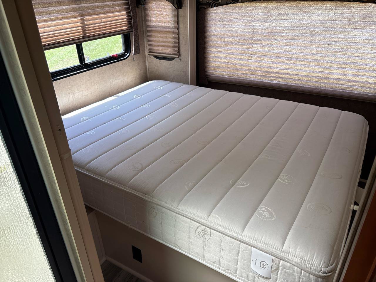 Used 2014 Ford E-450 and Econoline 450 Super Duty w/ Motorhome Prep Package RWD image 23
