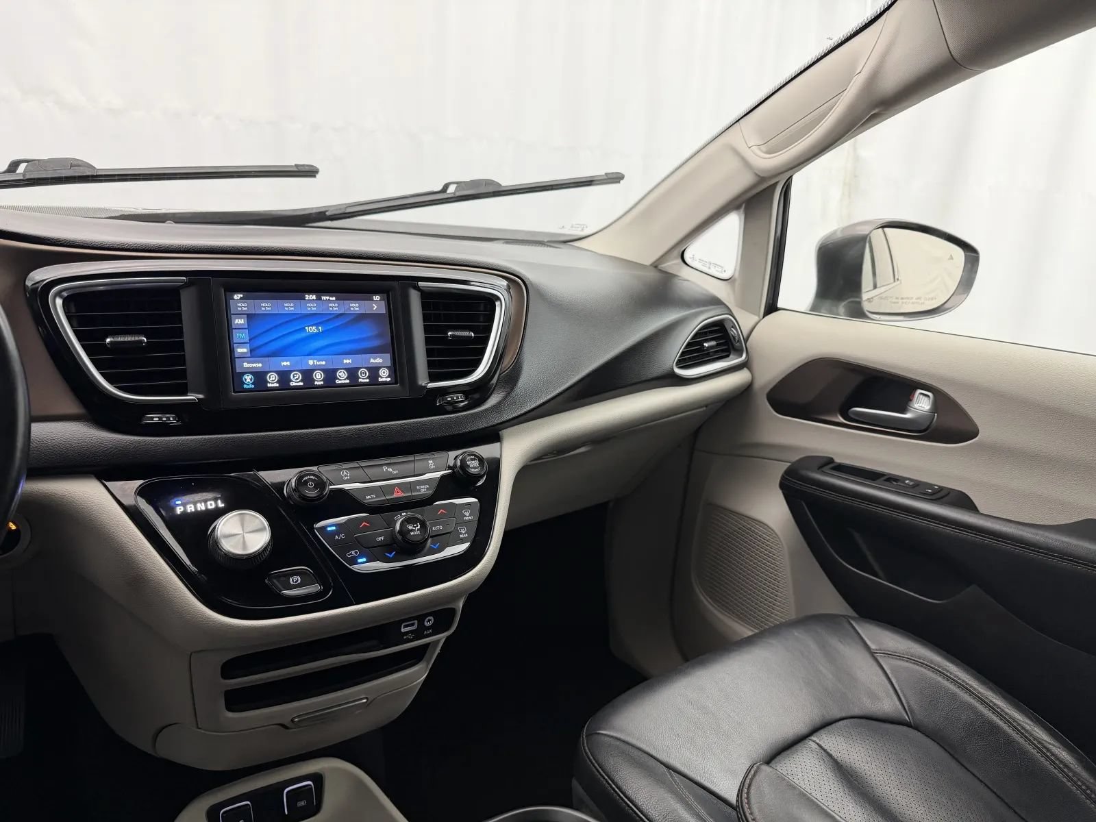Used 2019 Chrysler Pacifica Touring-L FWD image 16