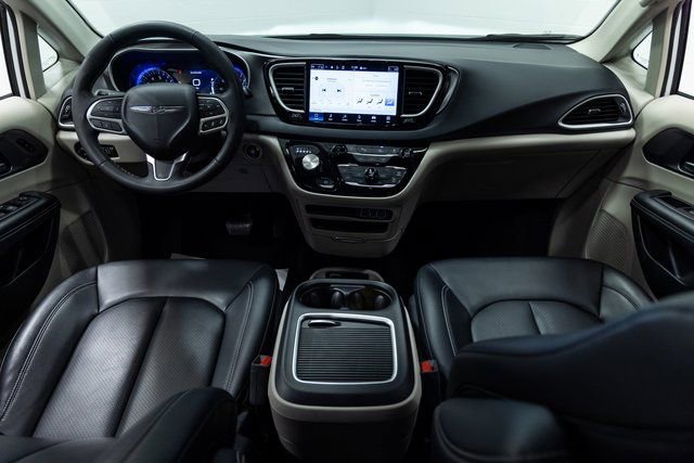 Used 2024 Chrysler Pacifica Touring-L image 20