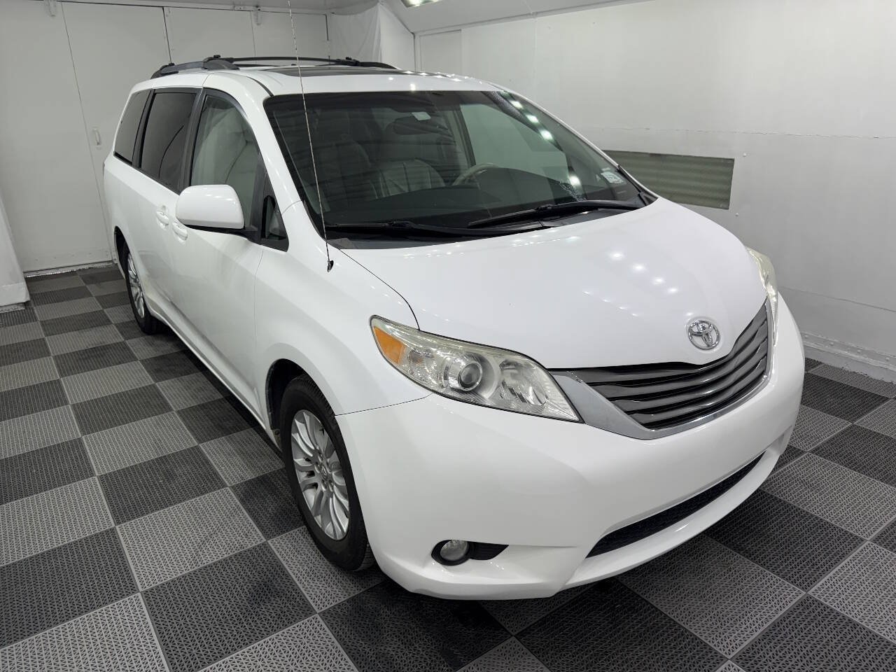 Used 2011 Toyota Sienna XLE FWD image 2