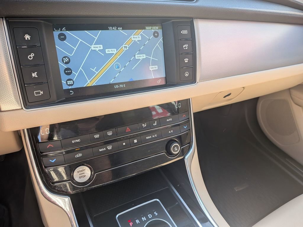 Used 2016 Jaguar XF Premium RWD image 20