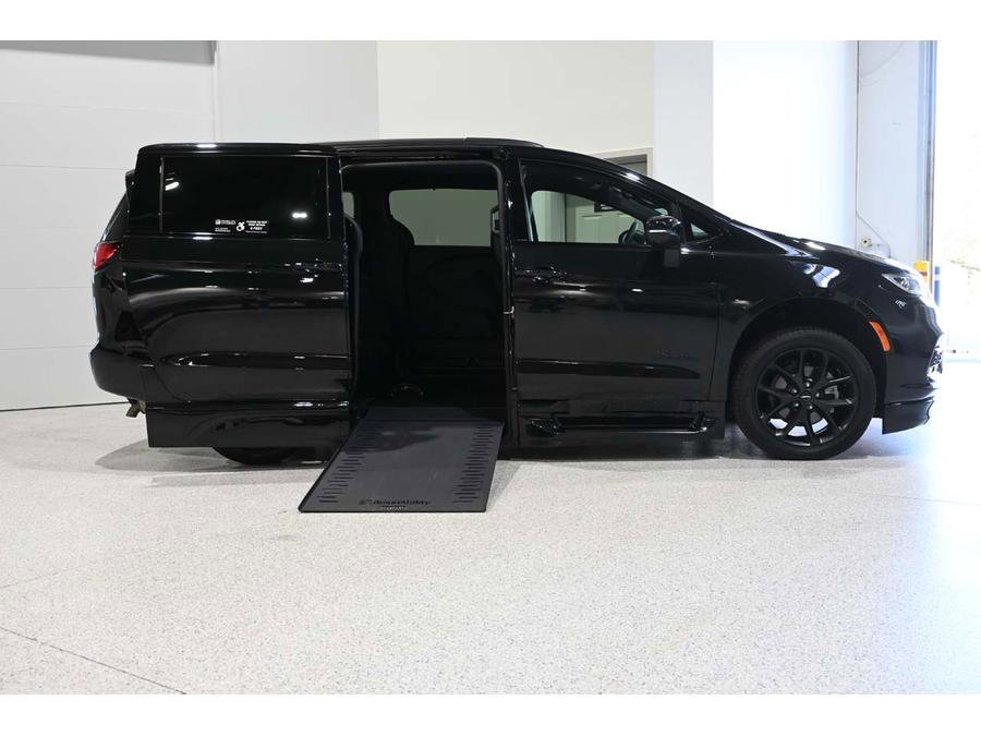 Used 2023 Chrysler Pacifica Touring-L w/ S Appearance Package image 17