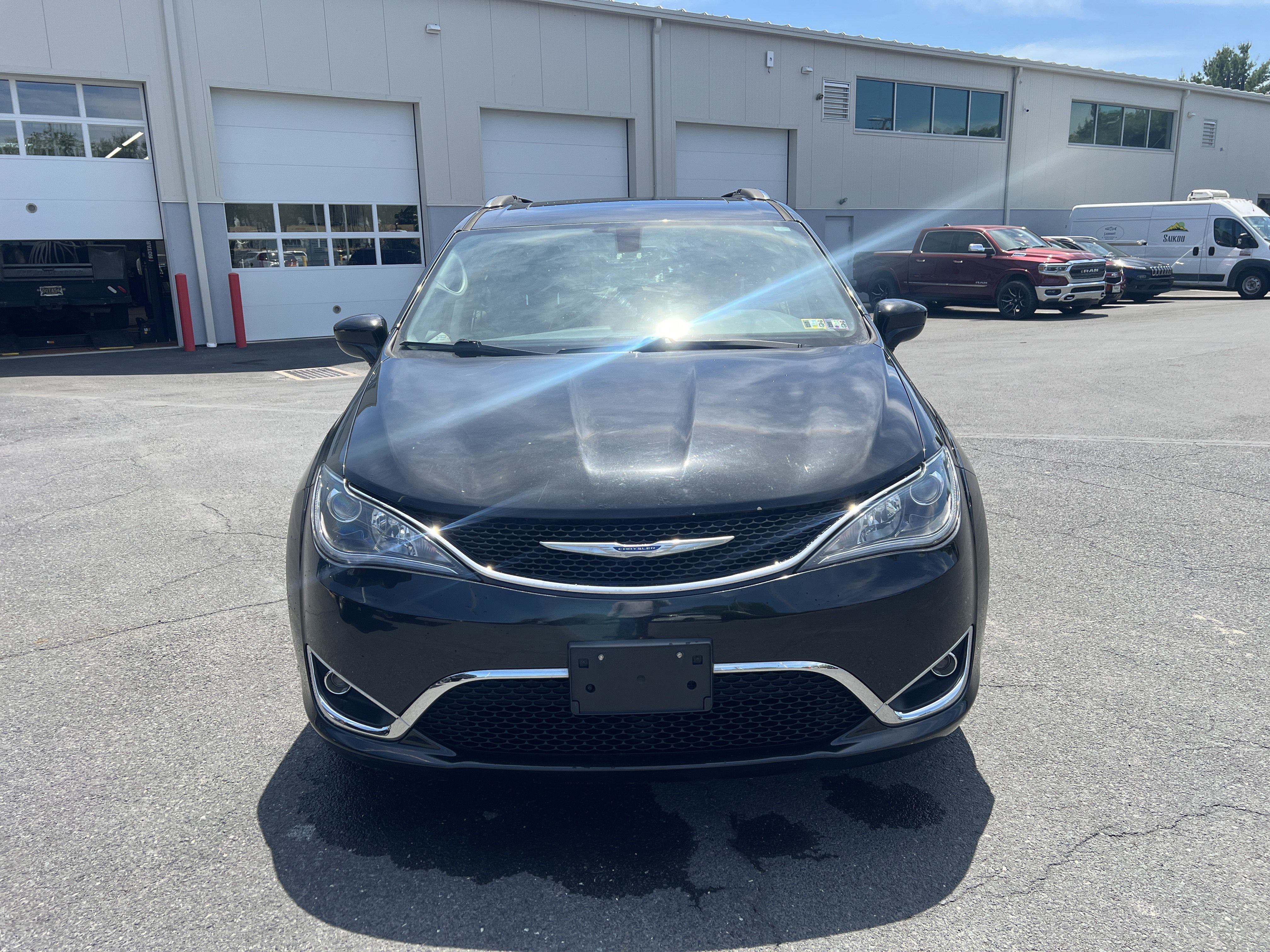 Used 2018 Chrysler Pacifica Touring-L Plus w/ Tire & Wheel Group FWD image 12