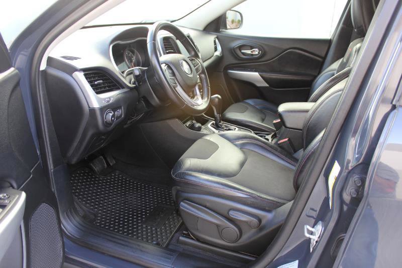 Used 2017 Jeep Cherokee Trailhawk image 9