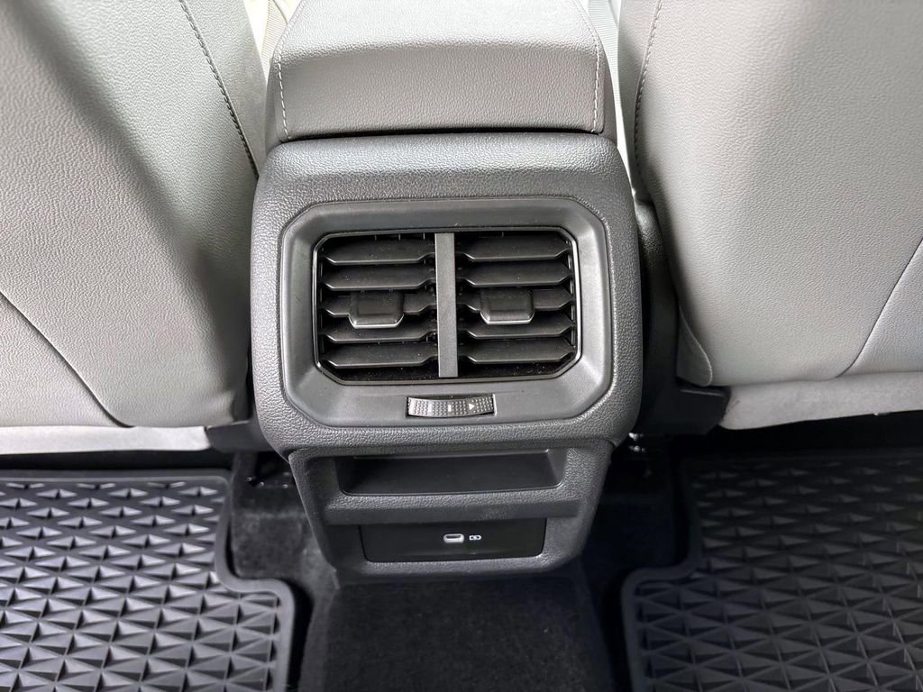 Used 2024 Volkswagen Taos SE image 32