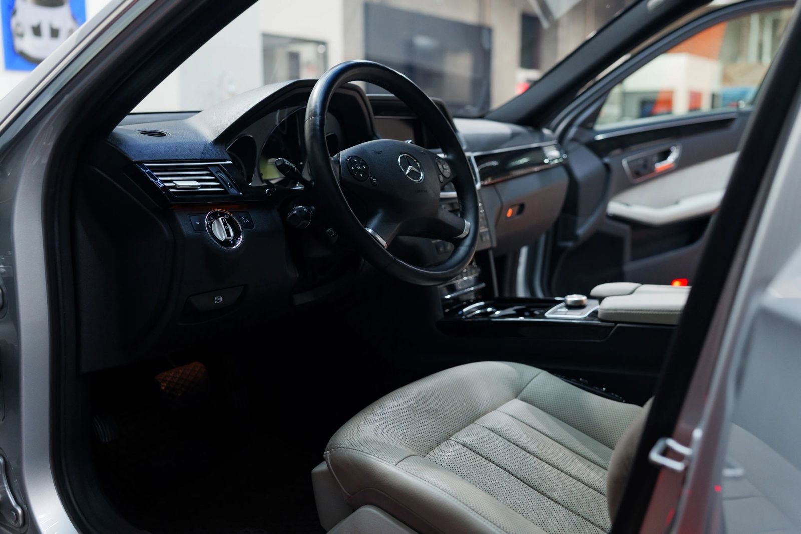 Used 2010 Mercedes-Benz E 550 4MATIC Sedan image 31