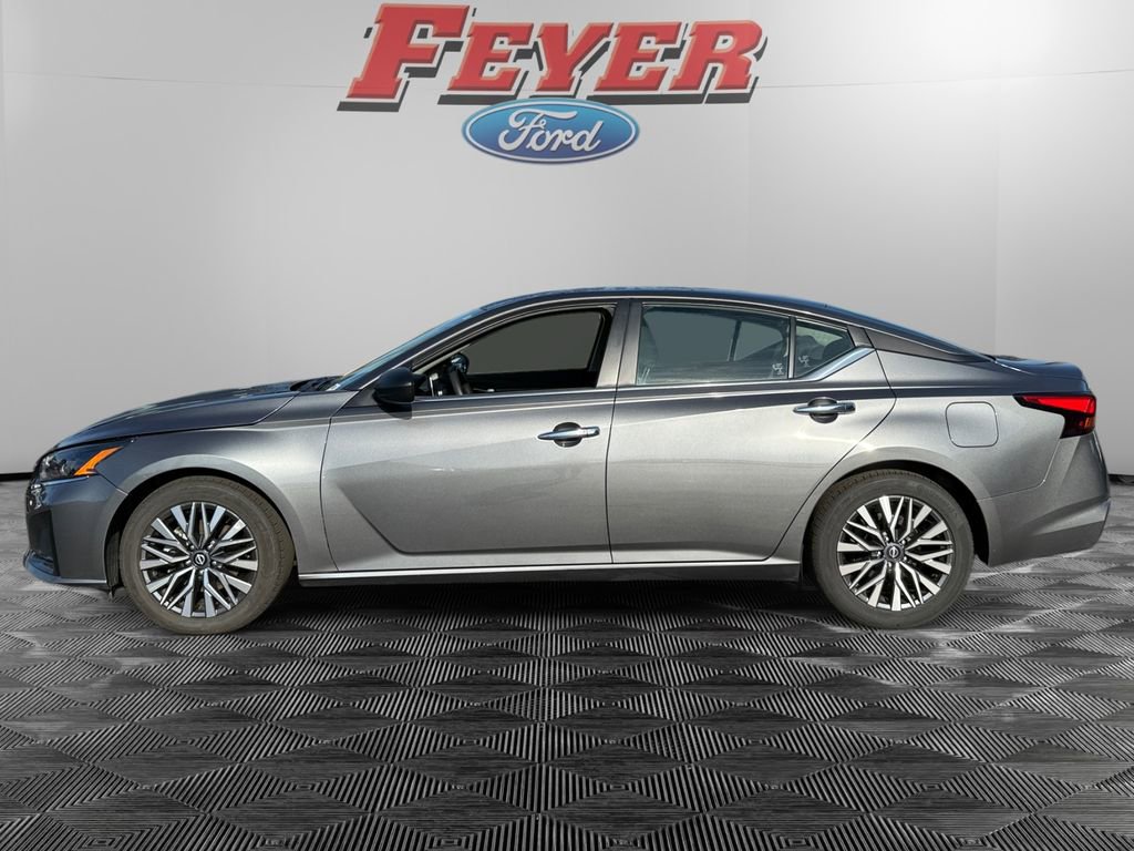 Used 2024 Nissan Altima 2.5 SV image 2