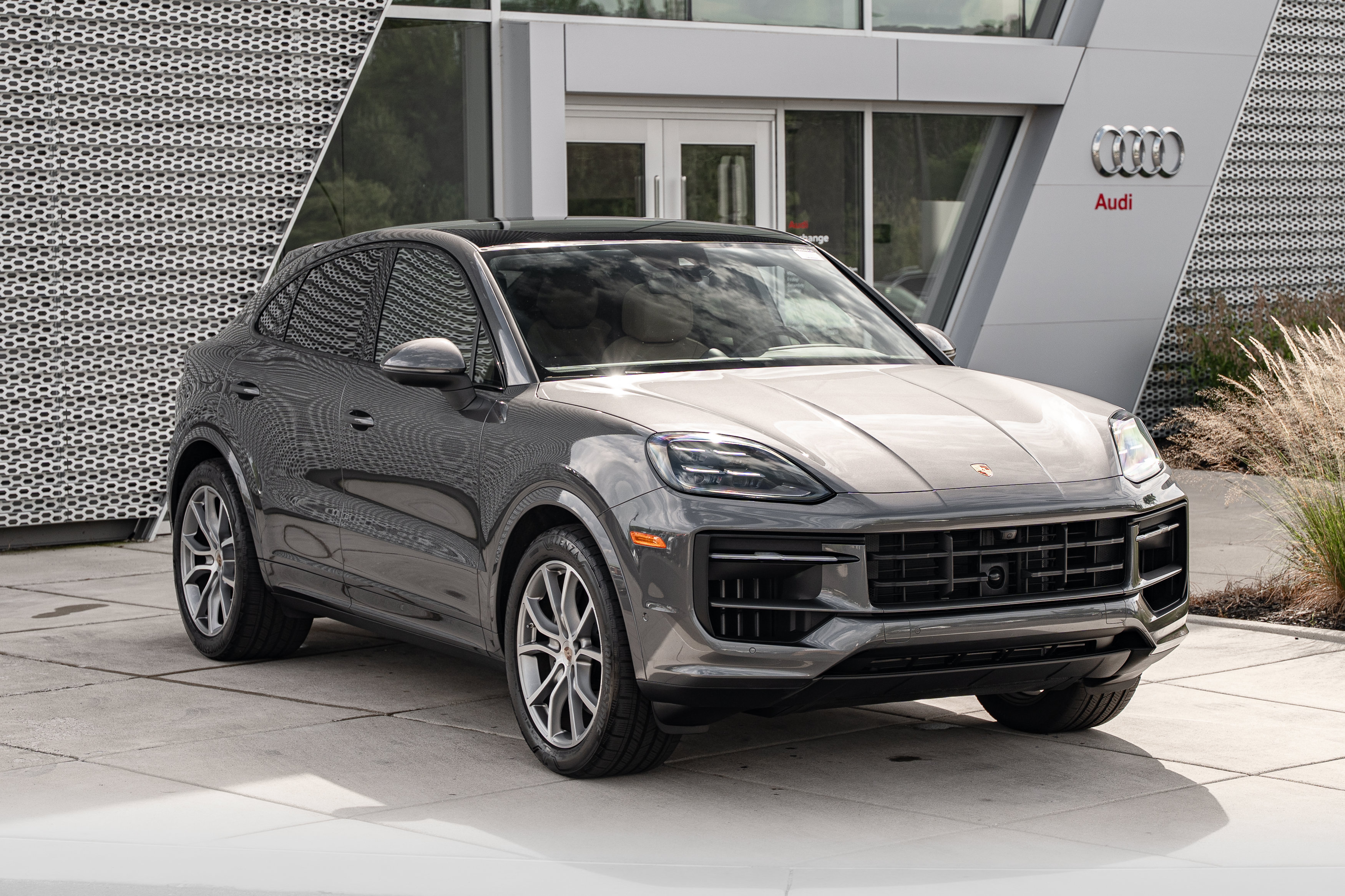 Used 2025 Porsche Cayenne Coupe AWD/4WD image 2