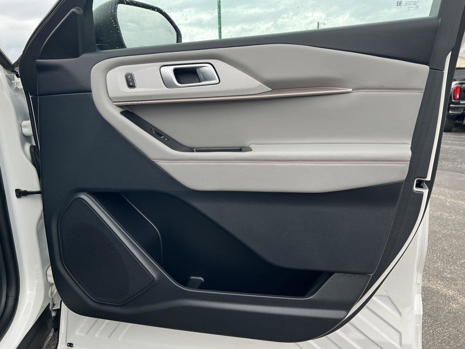 Used 2025 Ford Explorer Active w/ Active Comfort Package AWD/4WD image 15