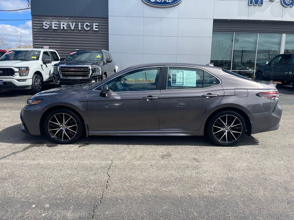 Used 2022 Toyota Camry SE FWD image 3