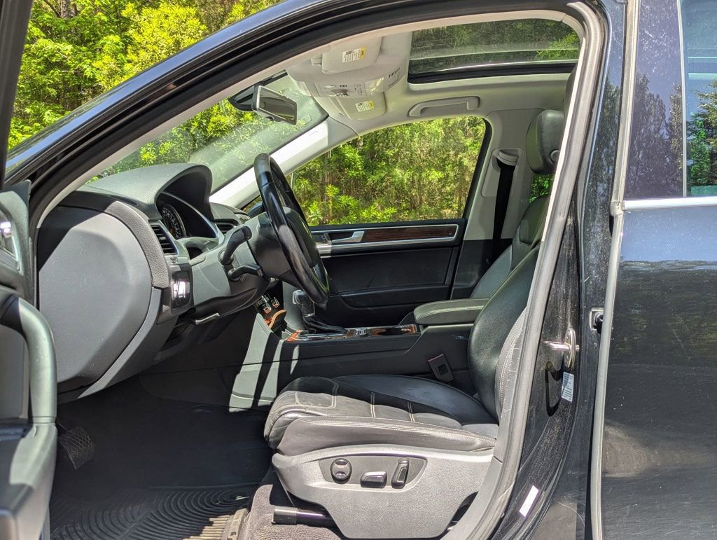 Used 2014 Volkswagen Touareg TDI AWD/4WD image 17