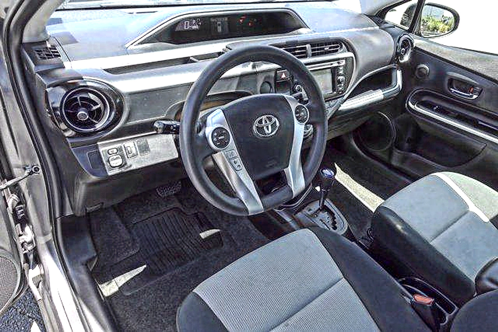Used 2015 Toyota Prius C Two FWD image 9