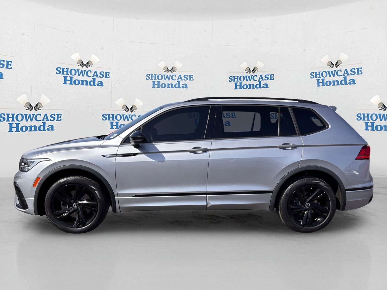 Used 2023 Volkswagen Tiguan SE R-Line FWD image 4