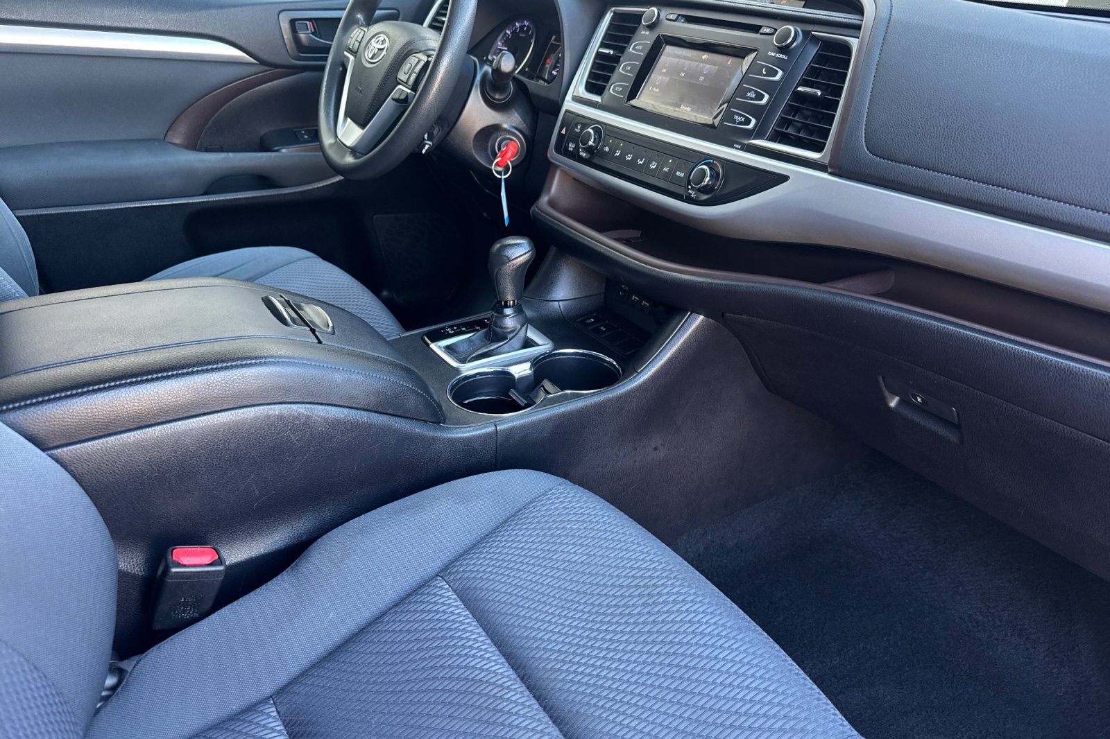 Used 2019 Toyota Highlander LE FWD image 17