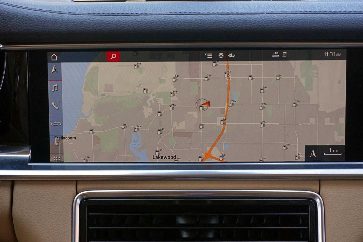 Used 2021 Porsche Panamera w/ Premium Package image 24