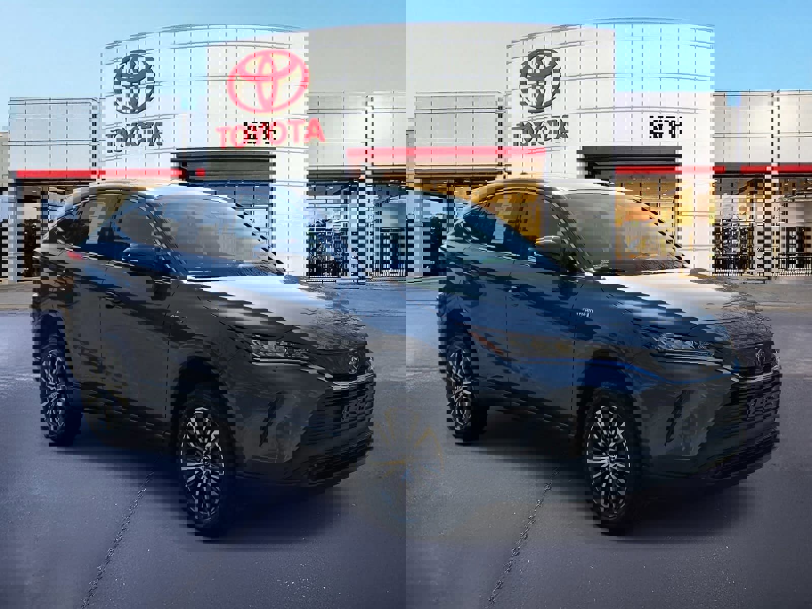 Used 2021 Toyota Venza LE image 2