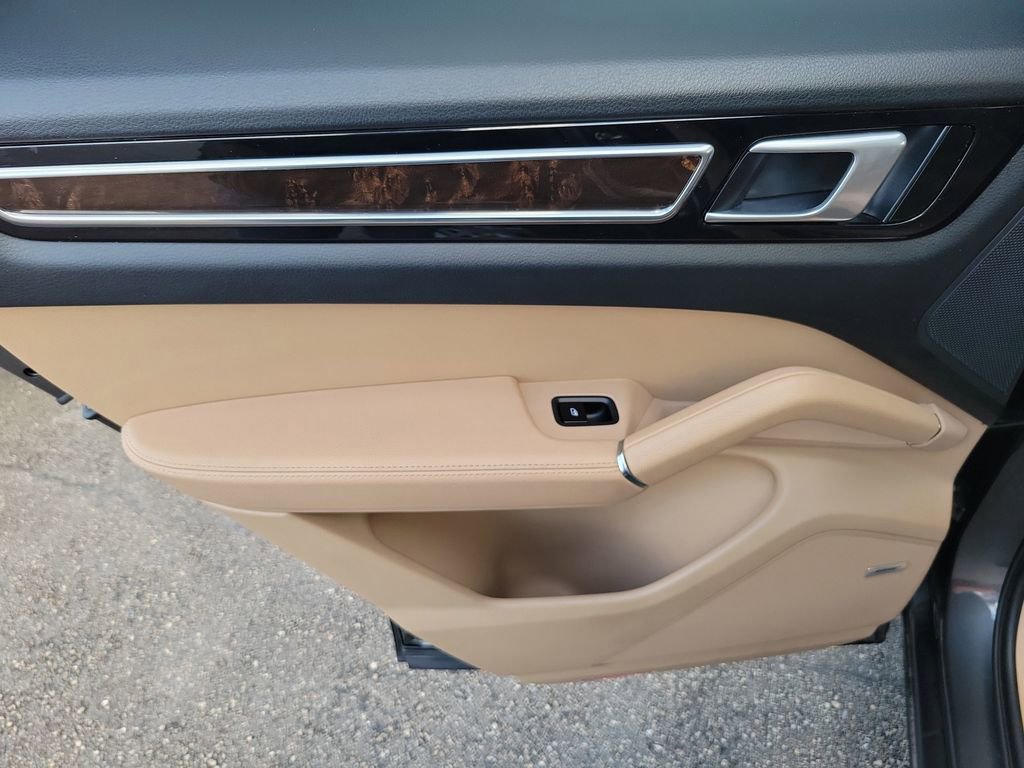 Used 2019 Porsche Cayenne E-Hybrid image 11