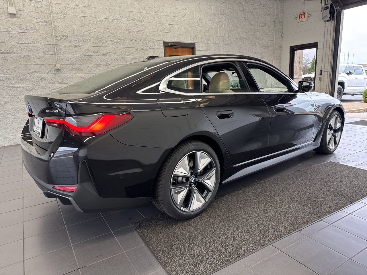 New 2025 BMW i4 xDrive40i image 8