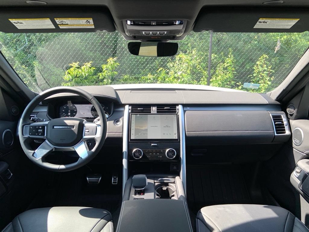 Certified 2025 Land Rover Discovery Dynamic SE AWD/4WD image 18