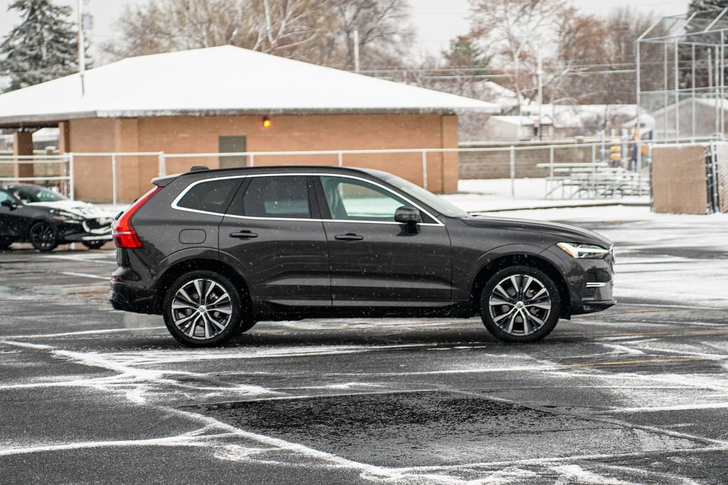 Used 2022 Volvo XC60 B5 Momentum w/ Advanced Package image 4