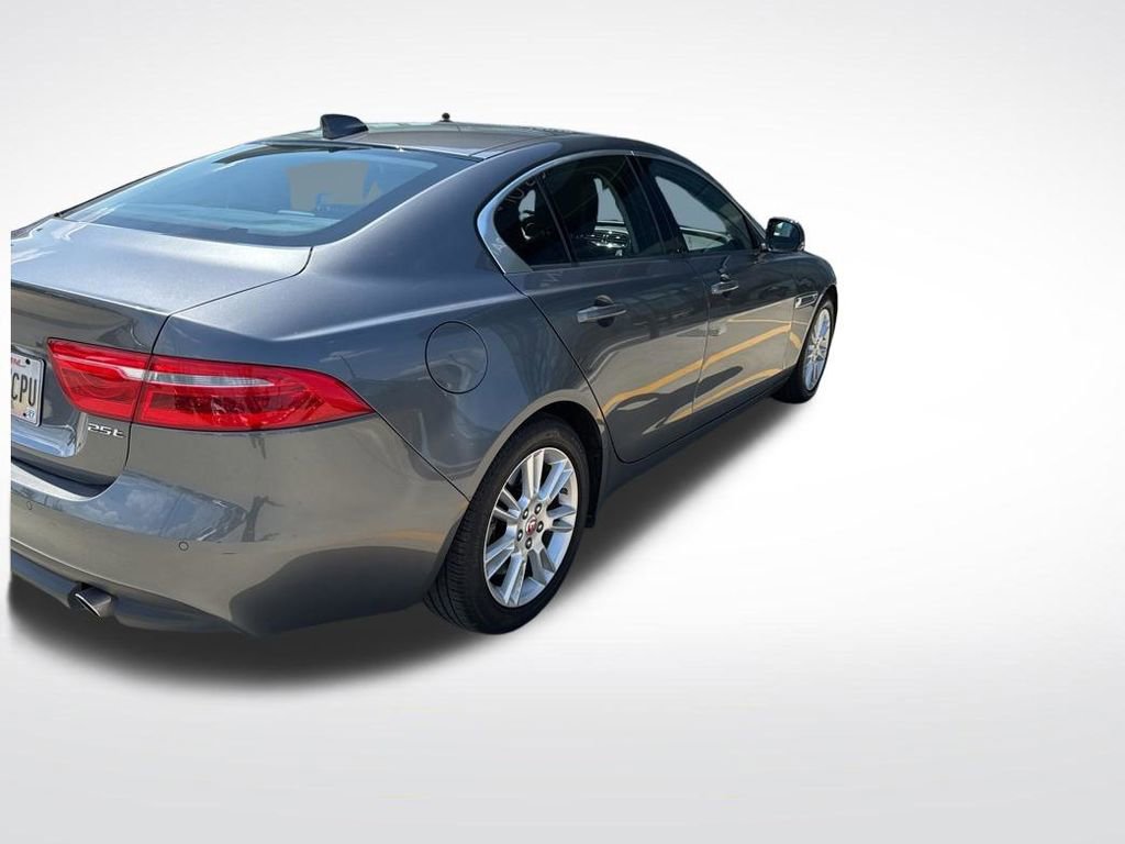 Used 2018 Jaguar XE Premium image 8