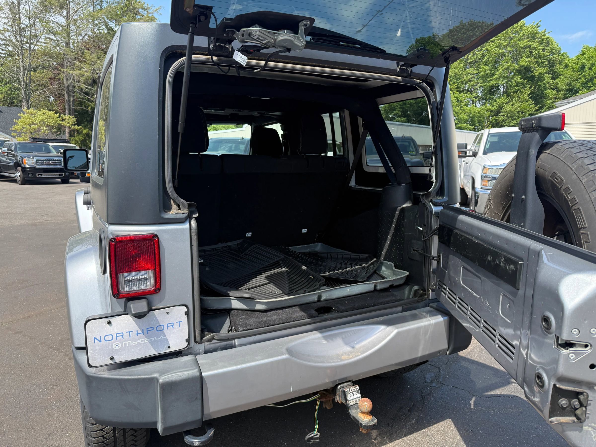 Used 2017 Jeep Wrangler Unlimited Sahara w/ Connectivity Group AWD/4WD image 17