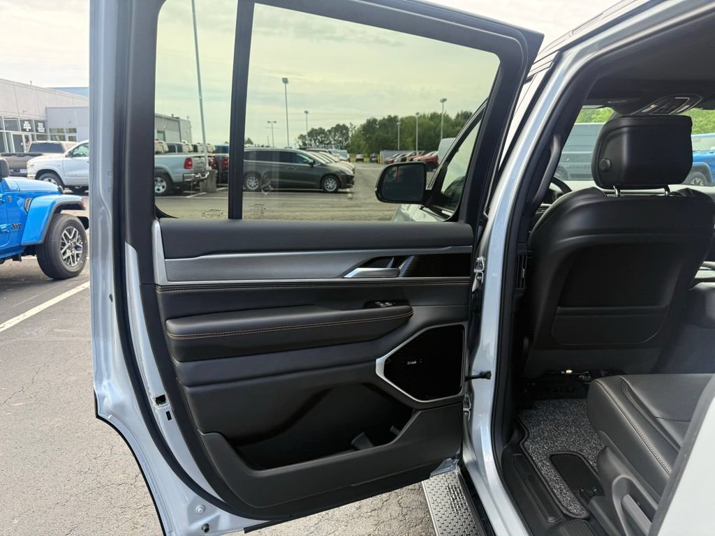 New 2026 Jeep Grand Wagoneer 4WD image 33