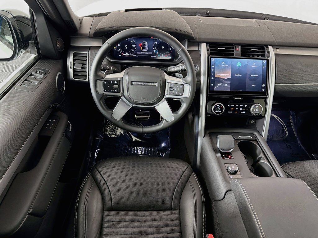 Certified 2025 Land Rover Discovery Dynamic SE AWD/4WD image 24