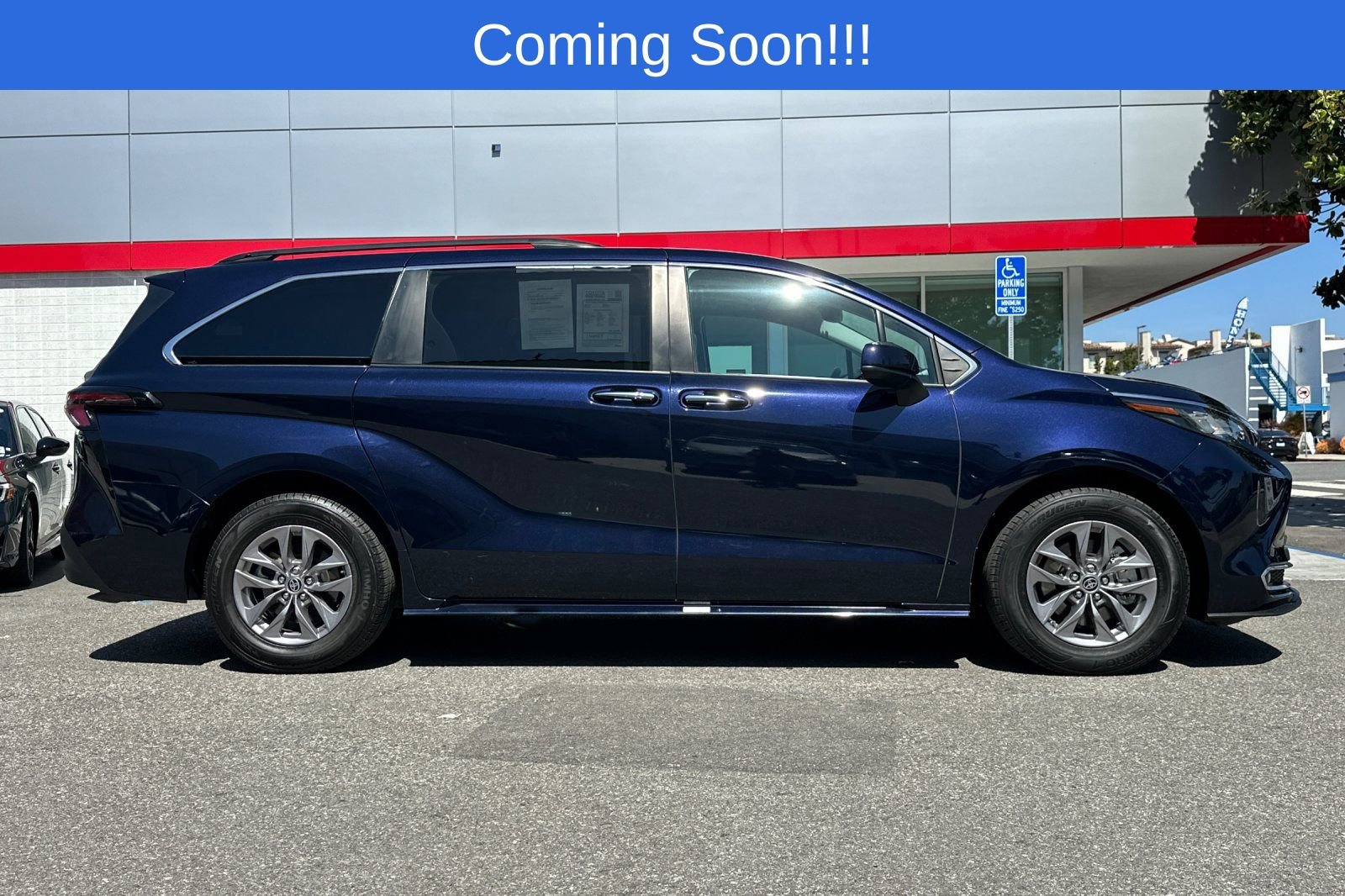 Used 2023 Toyota Sienna XLE image 3