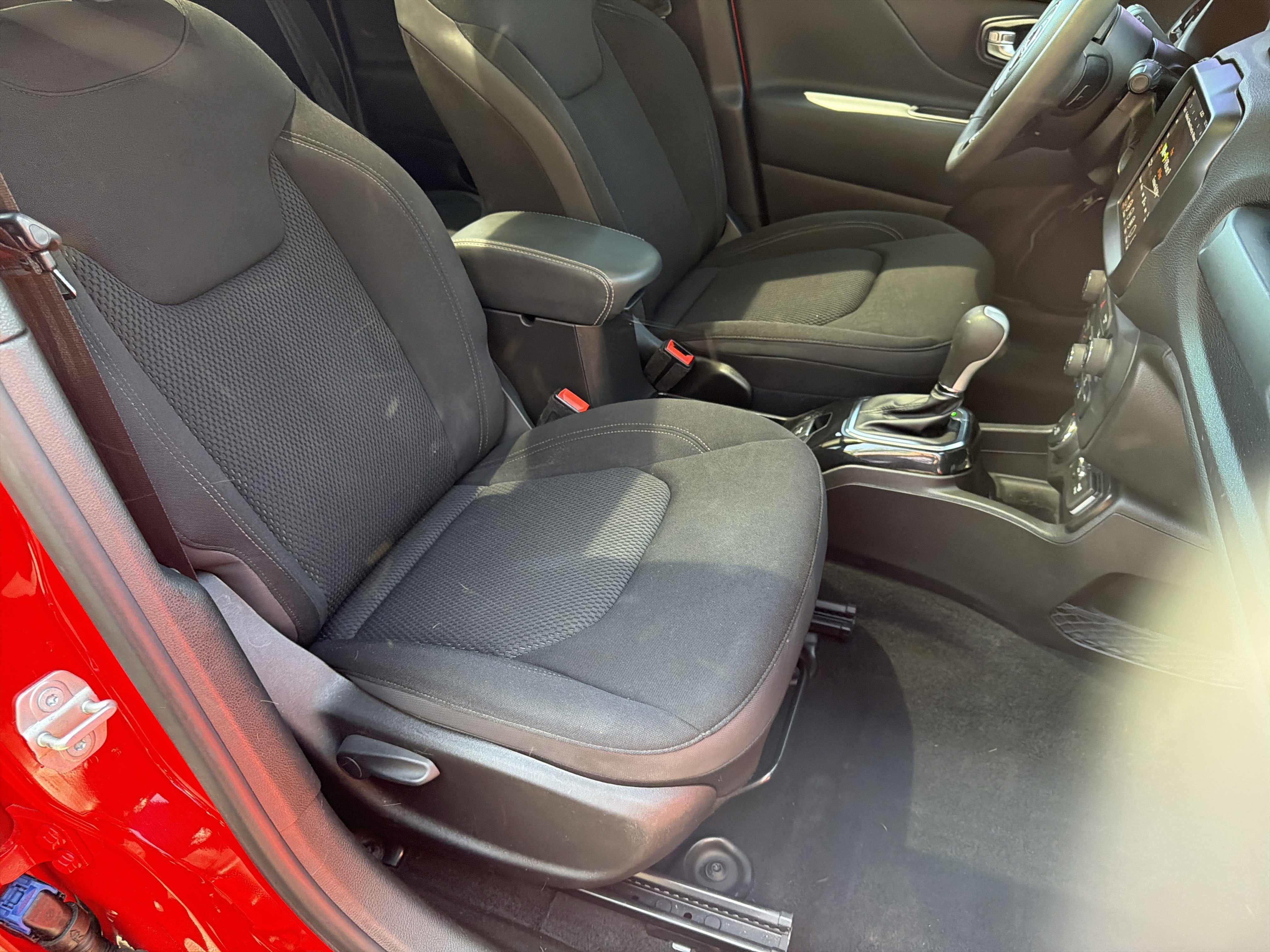 Used 2022 Jeep Renegade Altitude w/ Sun/Sound Group AWD/4WD image 16