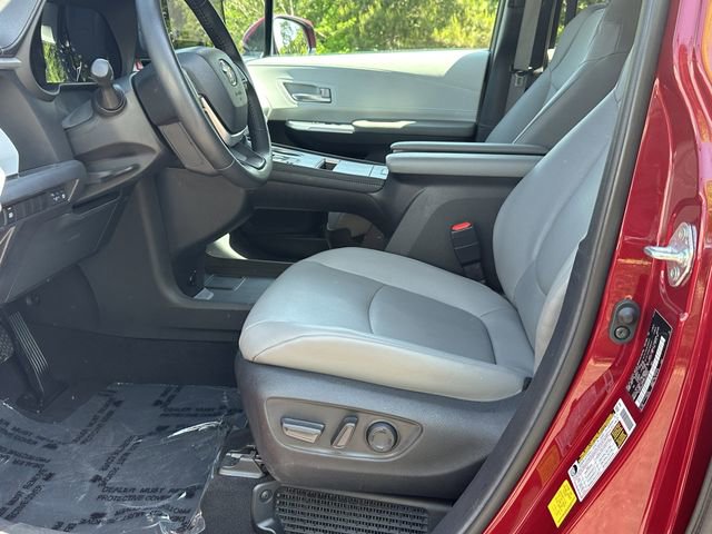 Used 2025 Toyota Sienna XLE FWD image 11