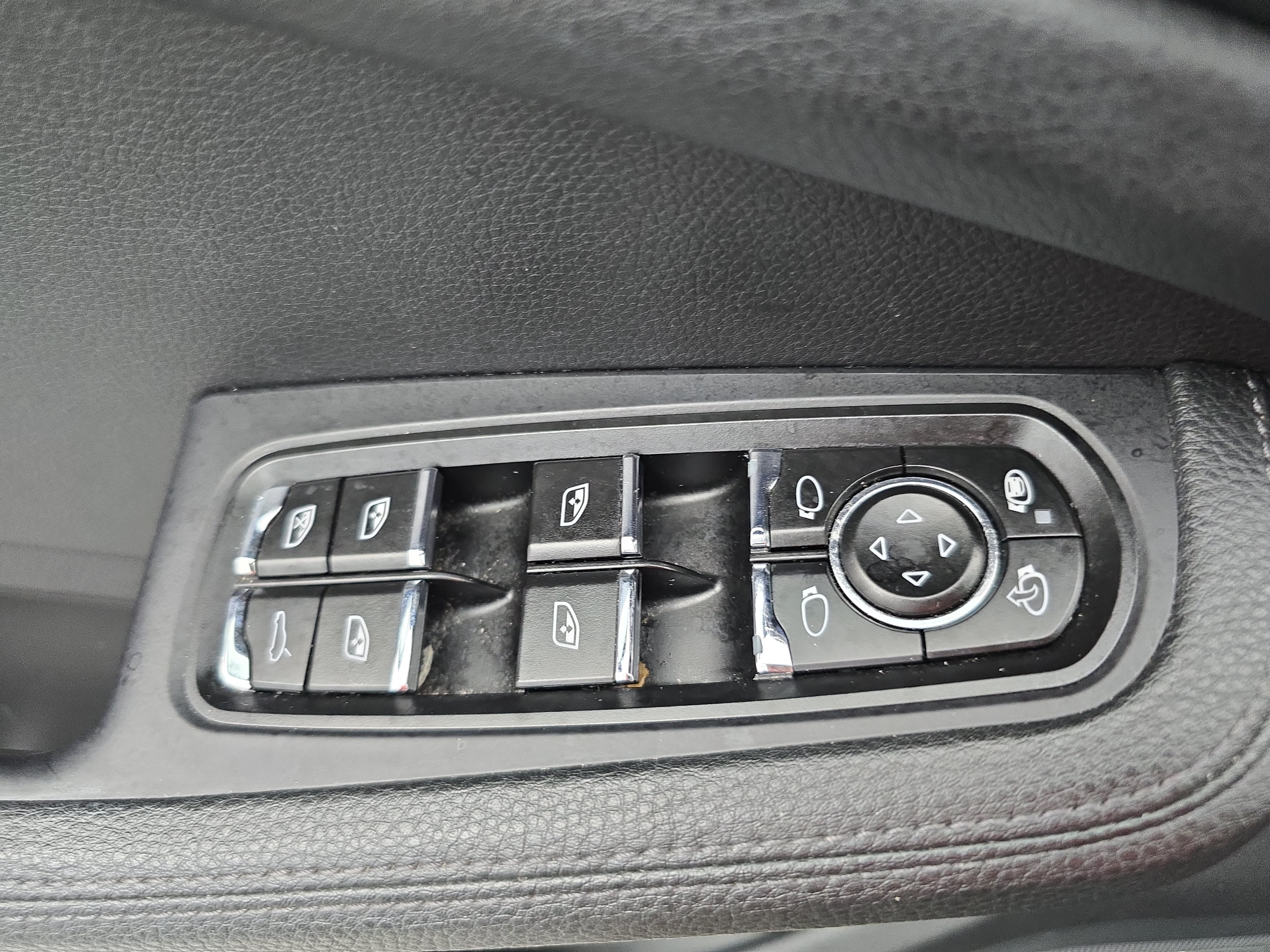 Used 2021 Porsche Macan AWD/4WD image 28
