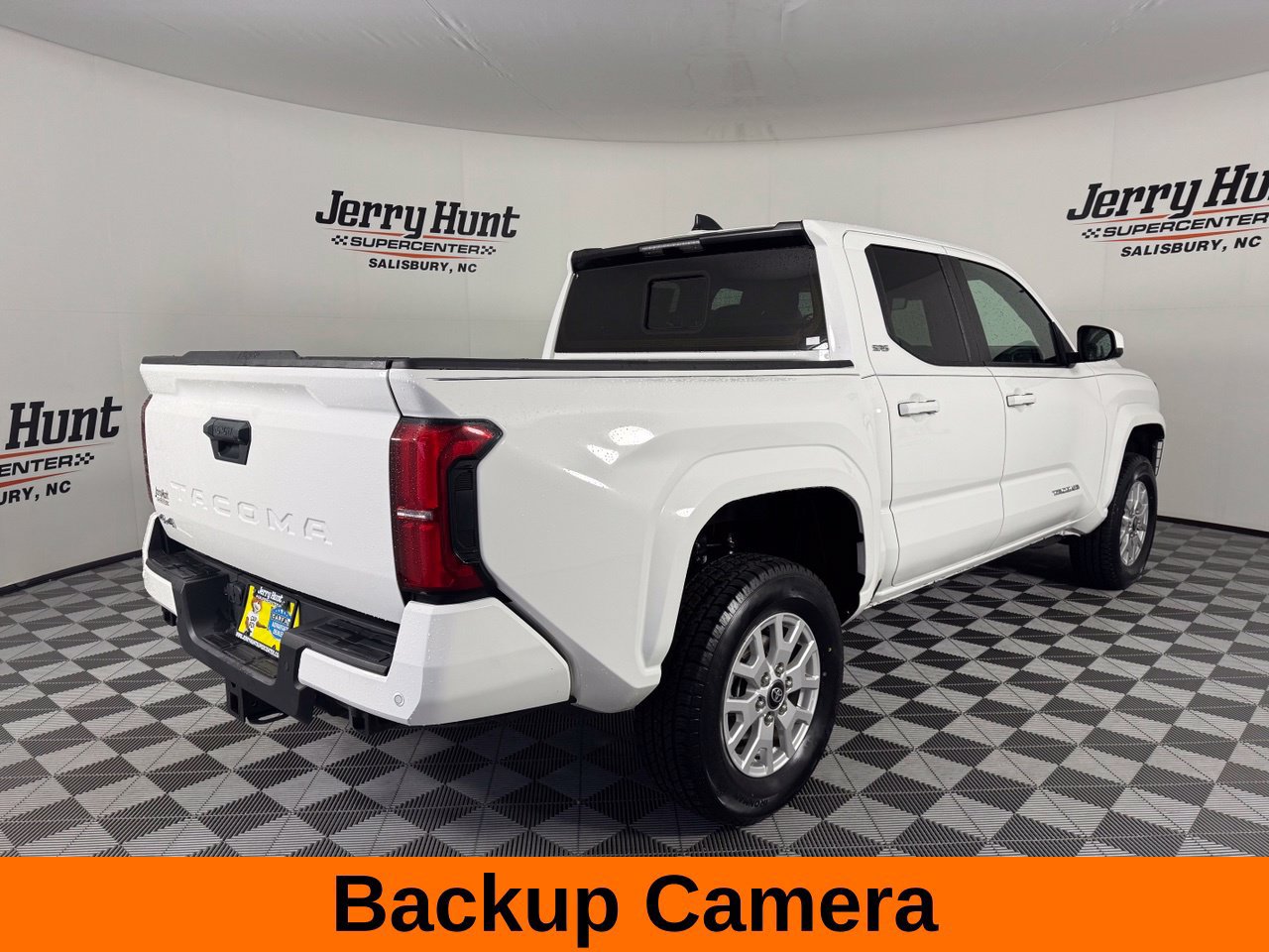 Used 2024 Toyota Tacoma SR5 AWD/4WD image 7