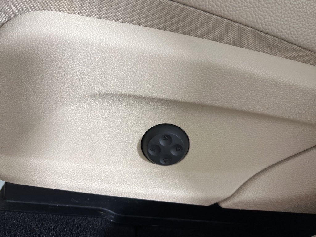 Used 2021 Mercedes-Benz GLC 300 4MATIC image 3