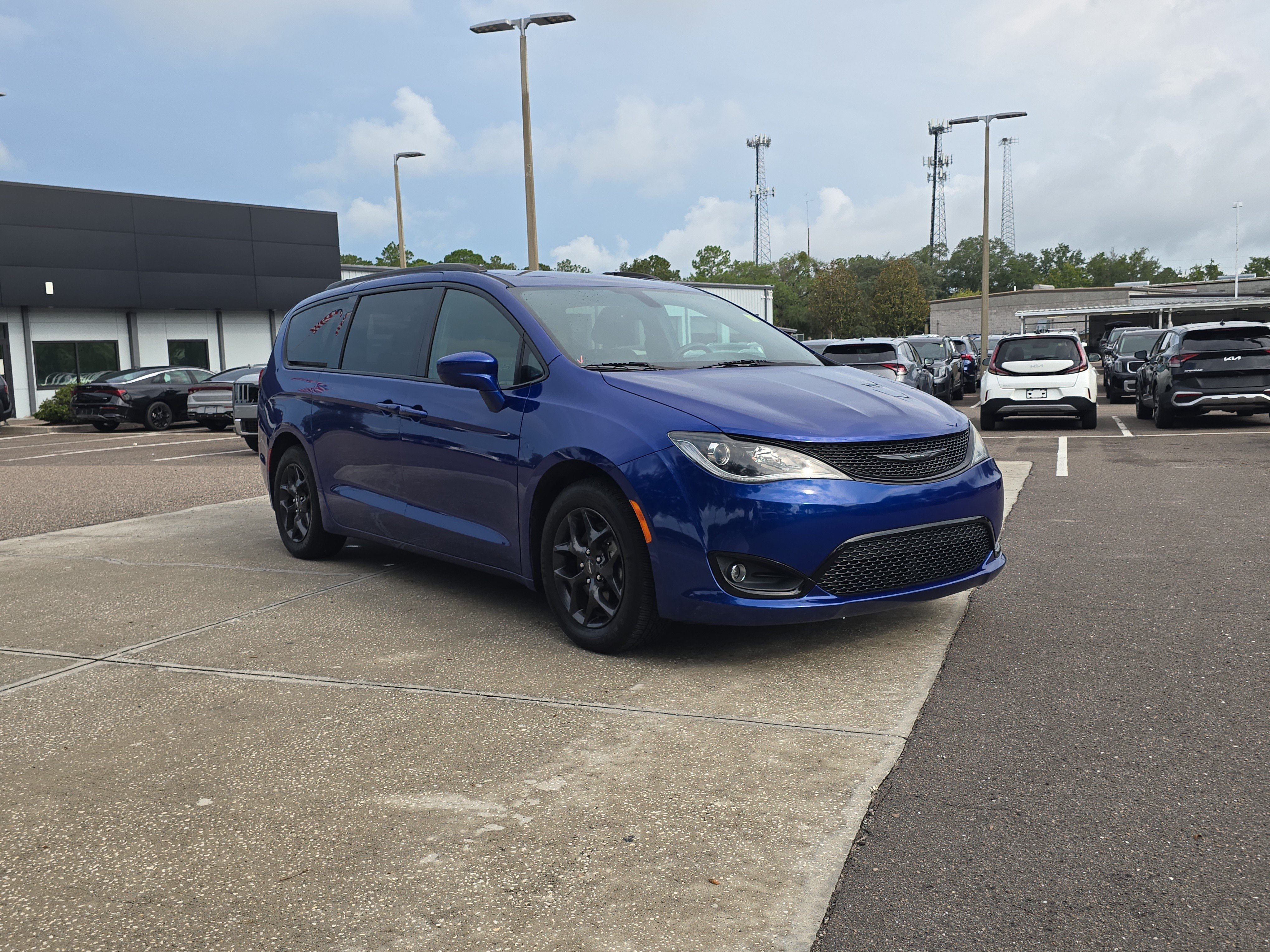 Used 2019 Chrysler Pacifica Touring-L w/ S Appearance Package FWD image 2