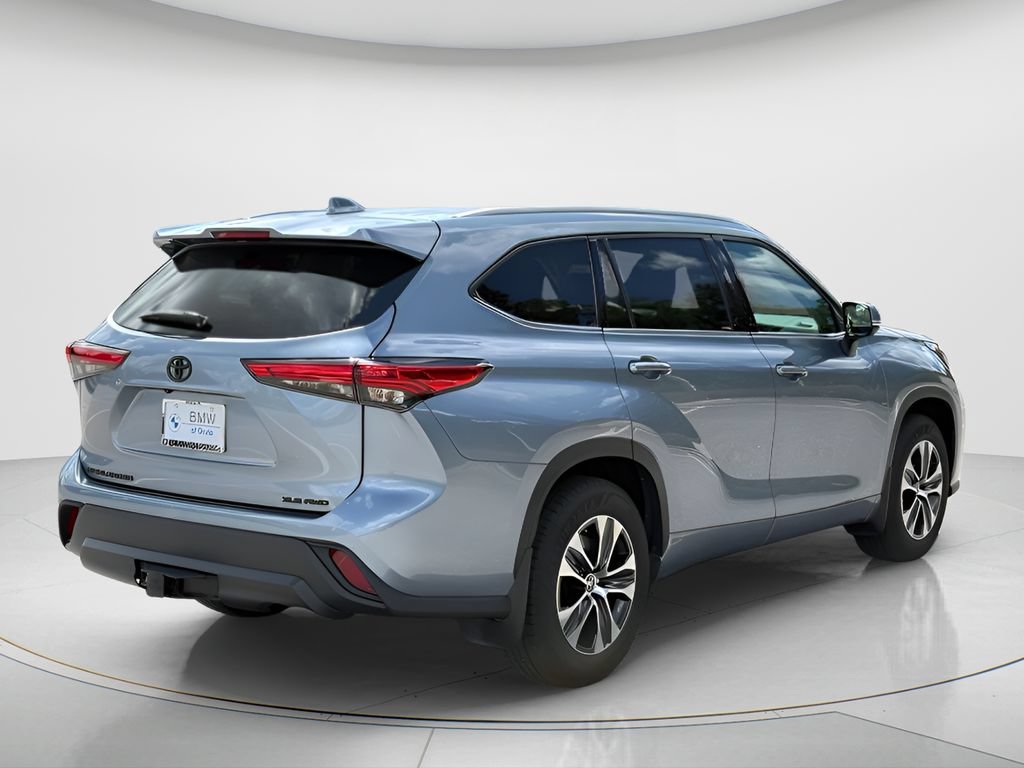 Used 2022 Toyota Highlander XLE AWD/4WD image 5