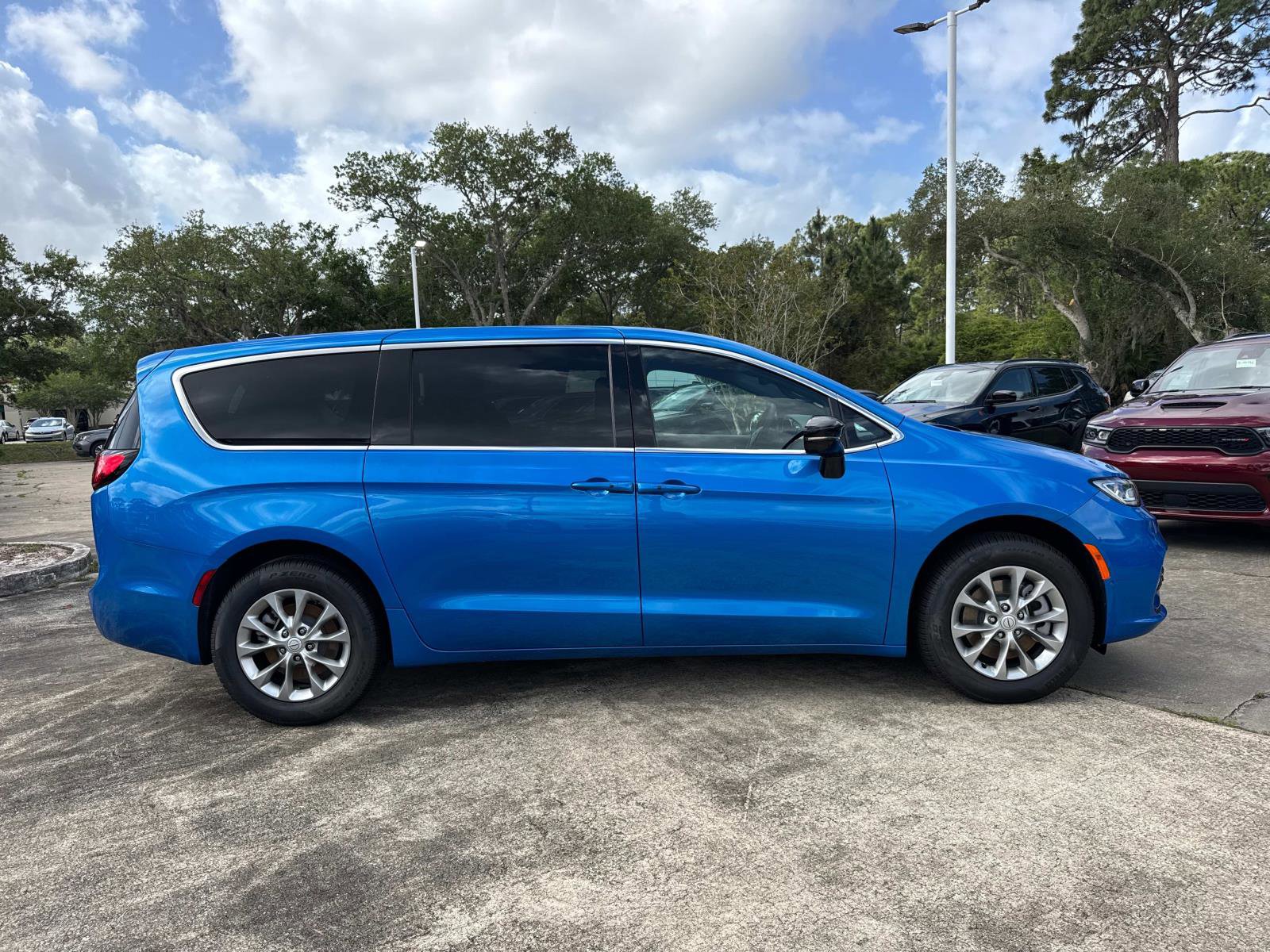 New 2026 Chrysler Pacifica Select AWD/4WD image 2