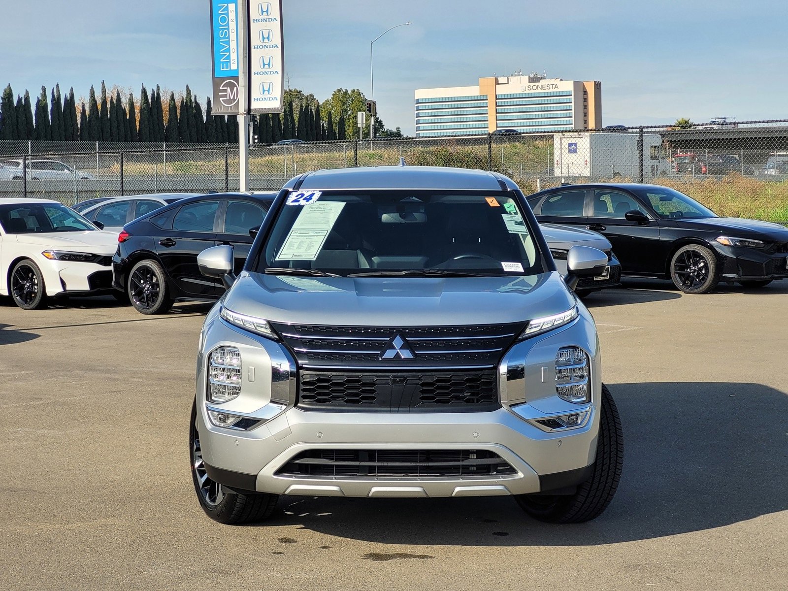 Used 2024 Mitsubishi Outlander SE image 2