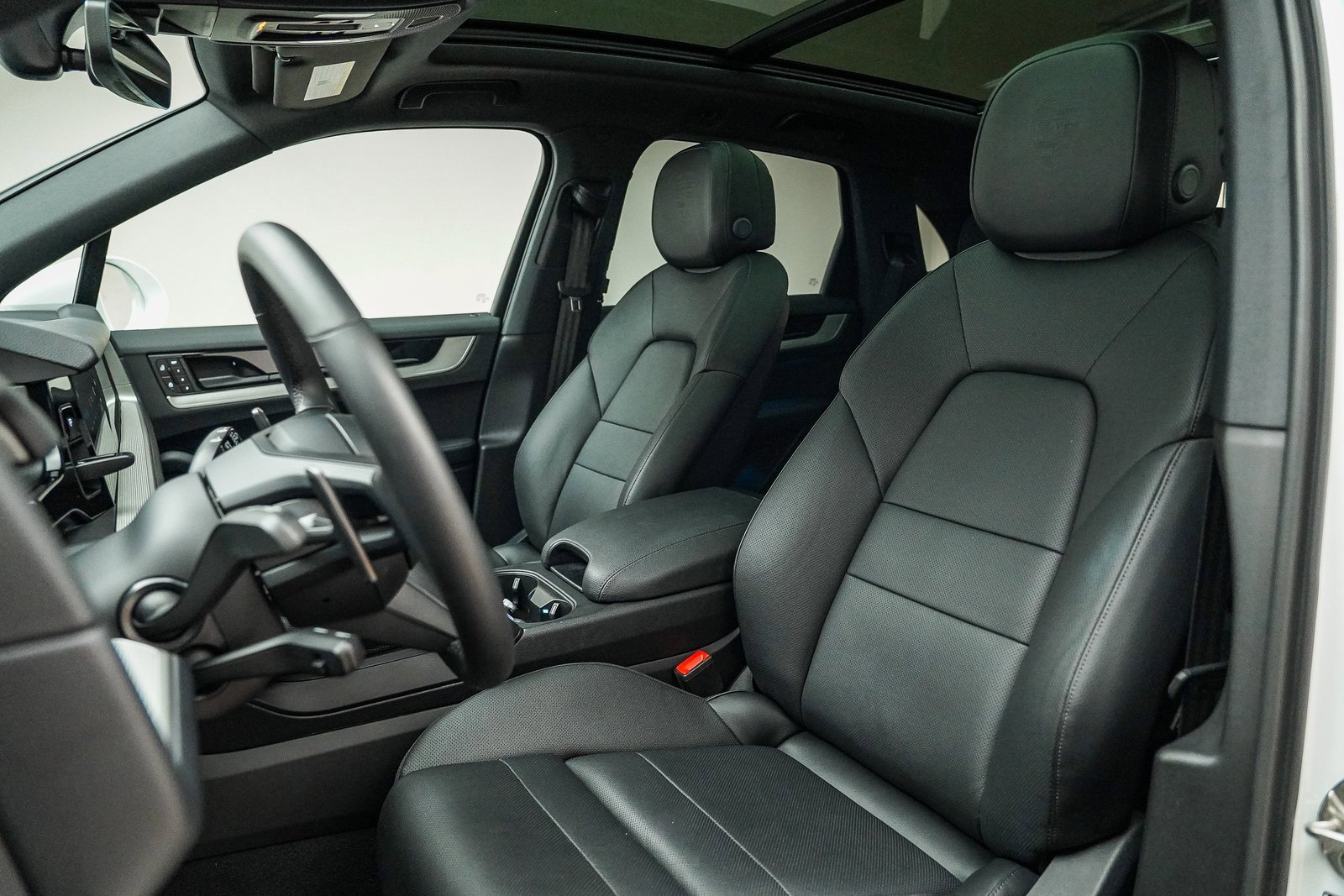 Used 2025 Porsche Cayenne image 6