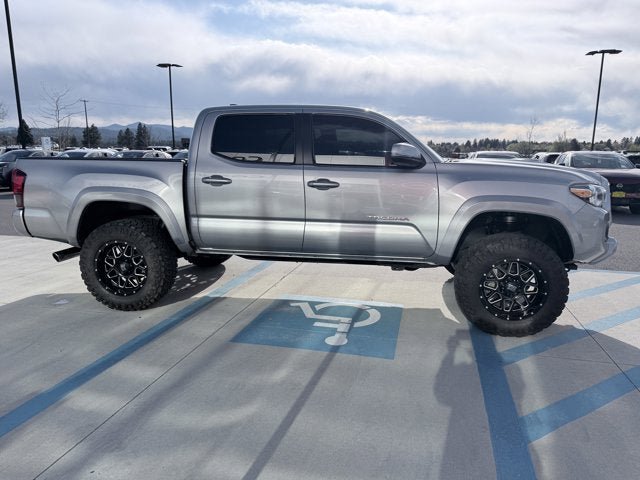 Used 2018 Toyota Tacoma TRD Sport w/ Technology Package AWD/4WD image 5