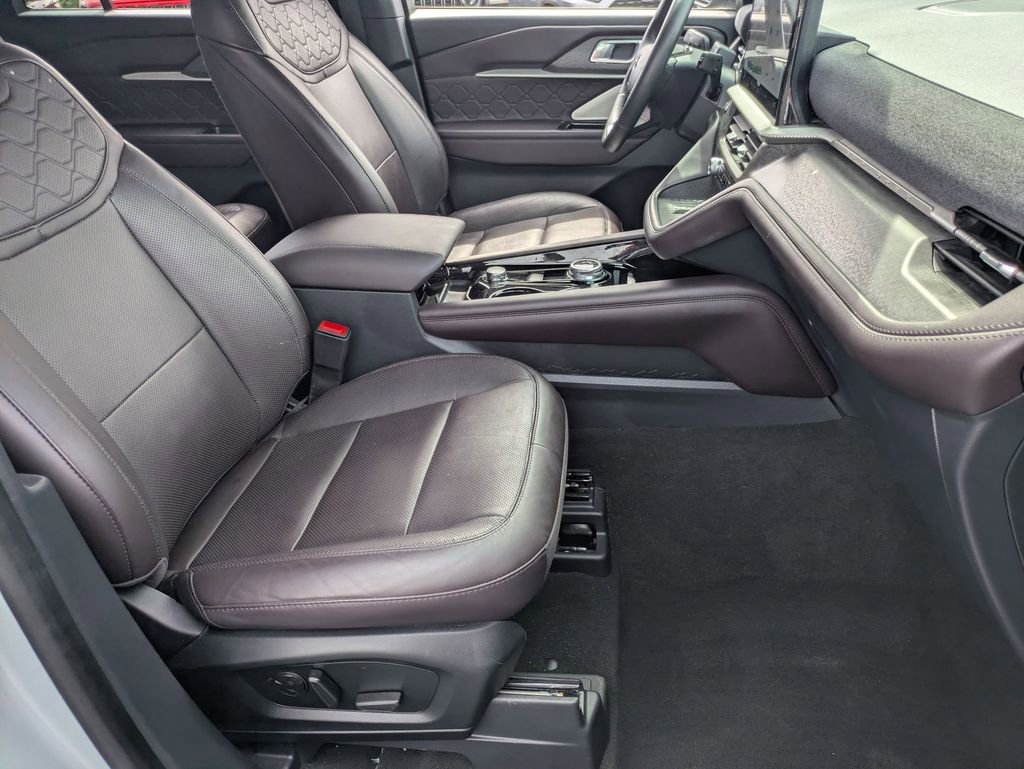 Used 2025 Ford Explorer Platinum w/ LUX Leather Package image 30