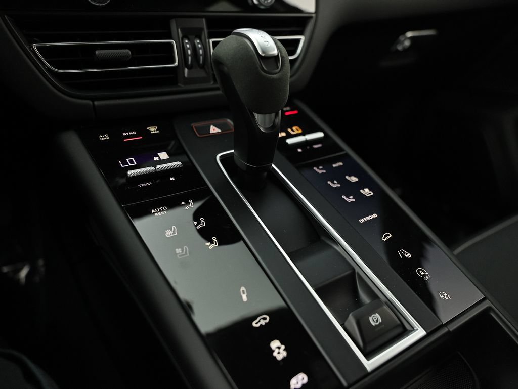 New 2026 Porsche Macan GTS AWD/4WD image 38
