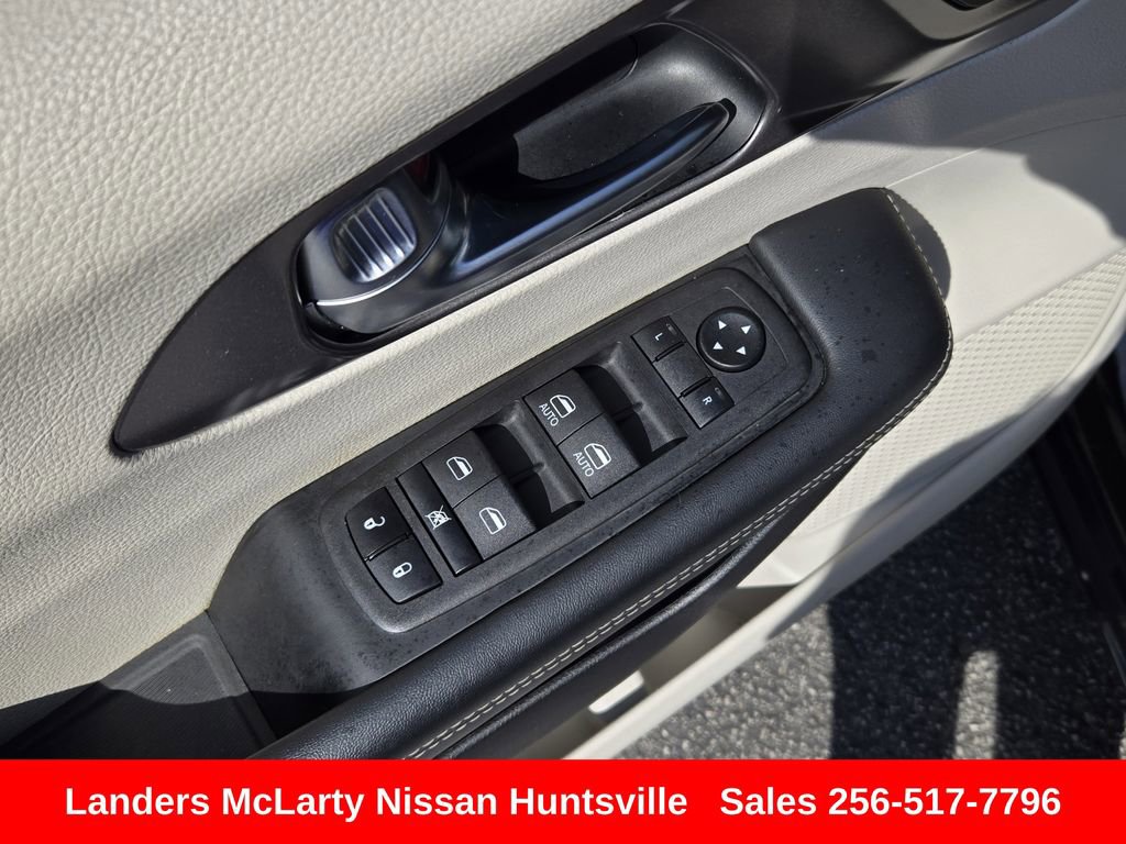 Used 2023 Chrysler Pacifica Touring-L FWD image 25