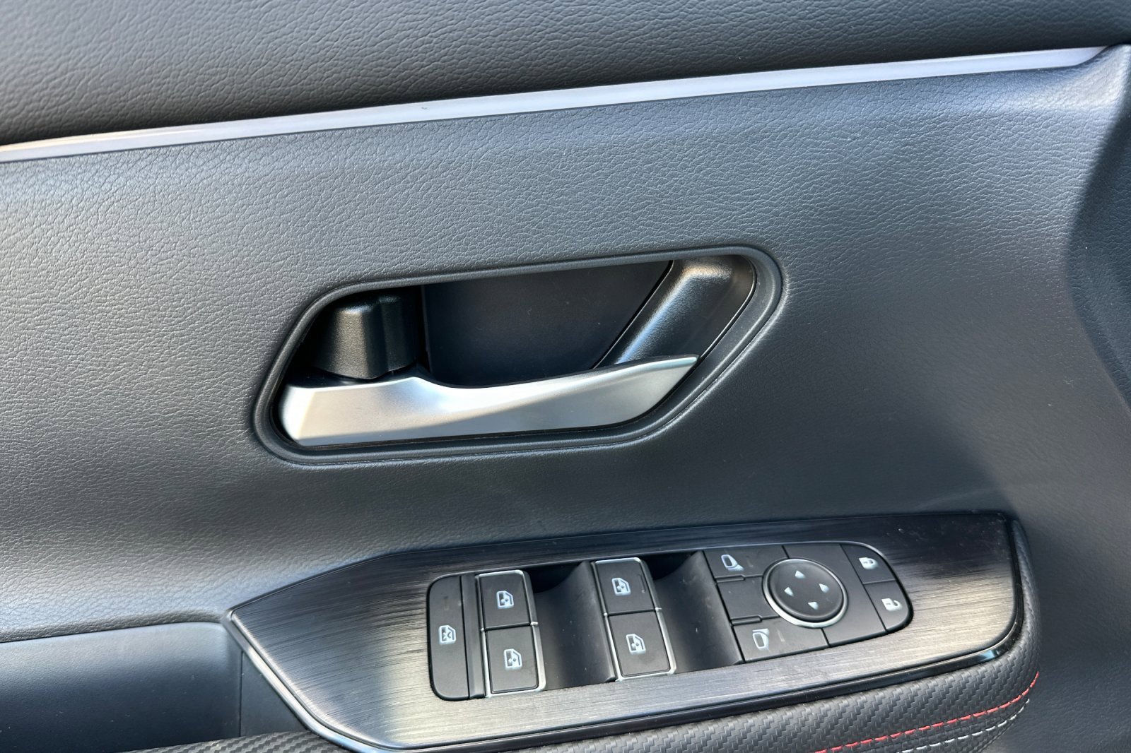 New 2026 Nissan Kicks SR w/ Cold Weather Package image 8