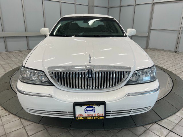 Used 2009 Lincoln Town Car Signature Limited image 2